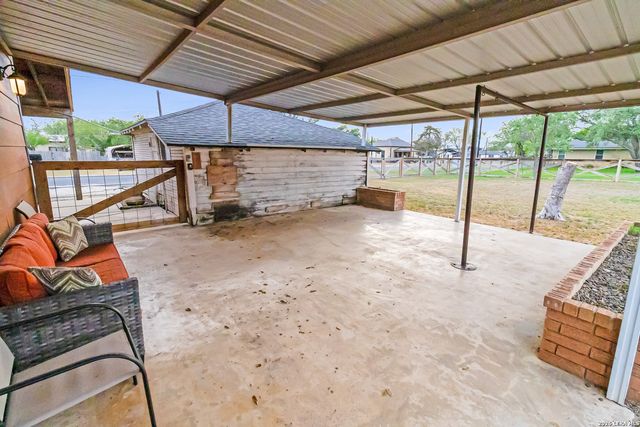 201 Brinkoeter St, Poth, TX 78147