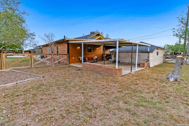 201 Brinkoeter St, Poth, TX 78147
