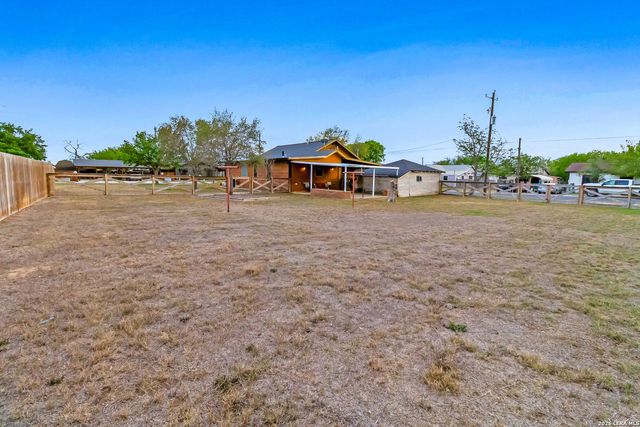 201 Brinkoeter St, Poth, TX 78147