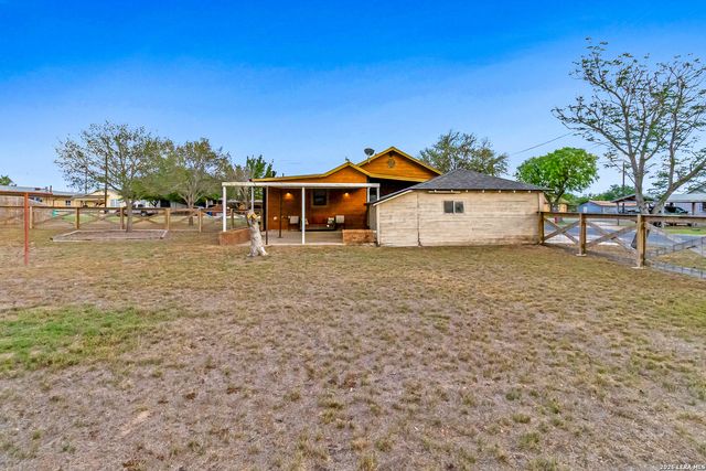 201 Brinkoeter St, Poth, TX 78147