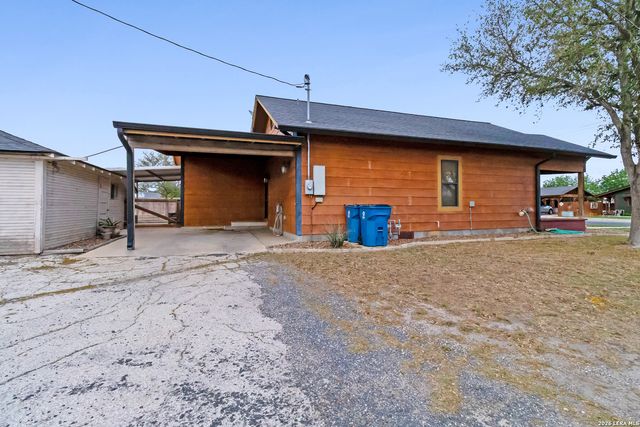 201 Brinkoeter St, Poth, TX 78147