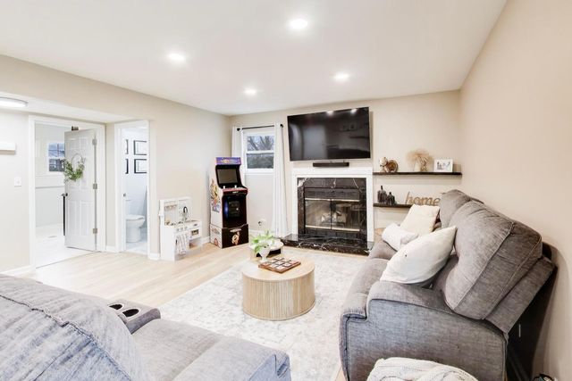 2080 Pennsbury Lane, Hanover Park, IL 60133