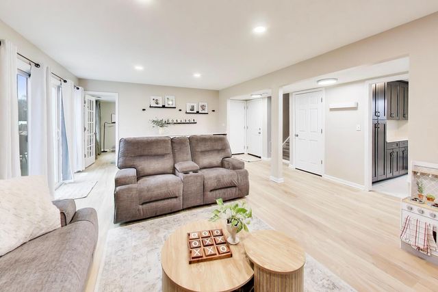 2080 Pennsbury Lane, Hanover Park, IL 60133