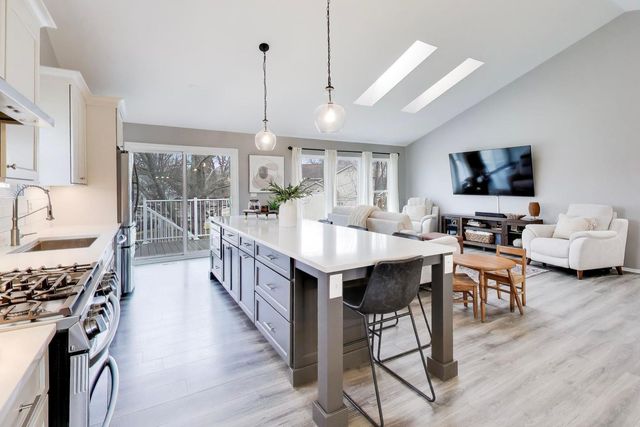 2080 Pennsbury Lane, Hanover Park, IL 60133