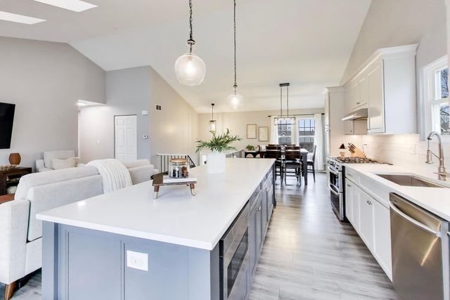 2080 Pennsbury Lane, Hanover Park, IL 60133