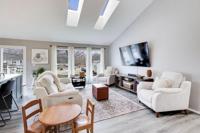 2080 Pennsbury Lane, Hanover Park, IL 60133