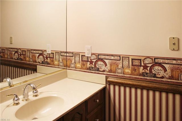 5 Waterford CIR, Hampton, VA 23666