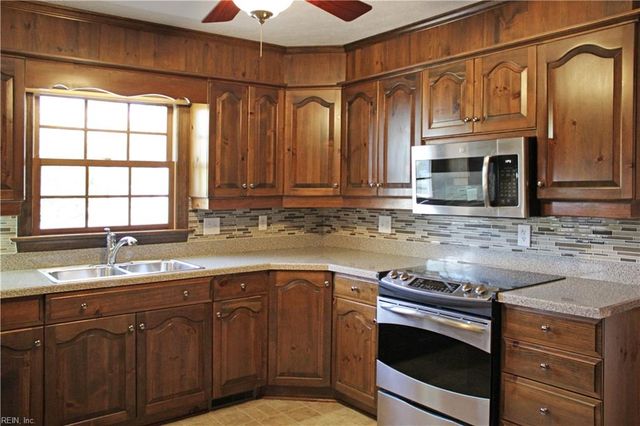 5 Waterford CIR, Hampton, VA 23666
