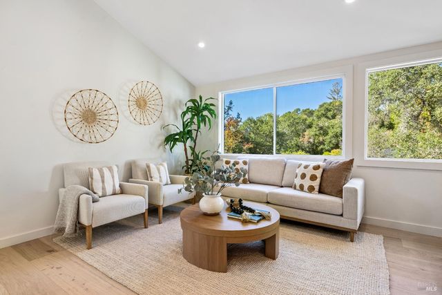 17285 Hillcrest Ave, Sonoma, CA 95476