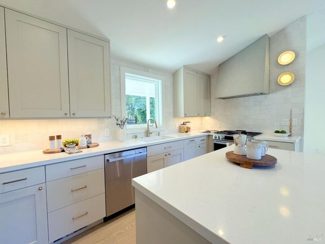 17285 Hillcrest Ave, Sonoma, CA 95476