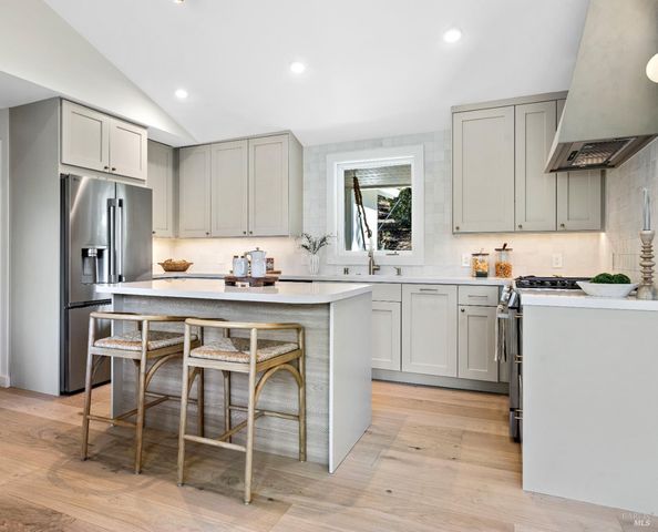 17285 Hillcrest Ave, Sonoma, CA 95476