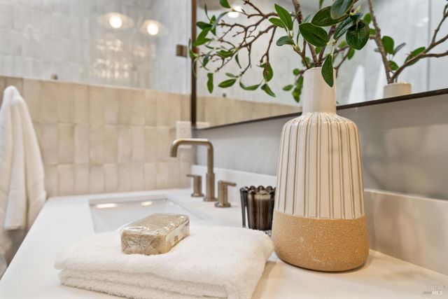 17285 Hillcrest Ave, Sonoma, CA 95476