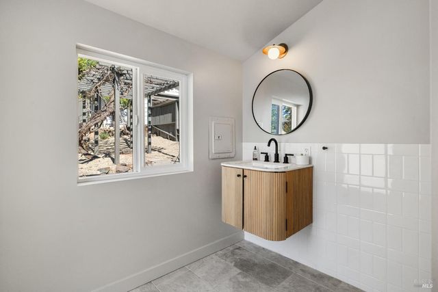 17285 Hillcrest Ave, Sonoma, CA 95476