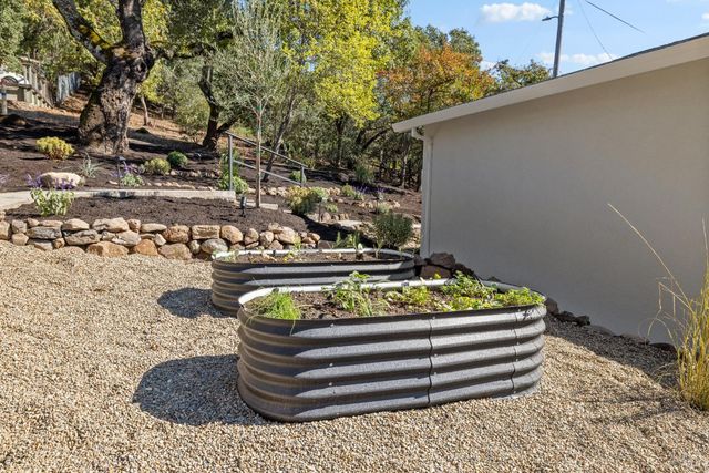 17285 Hillcrest Ave, Sonoma, CA 95476