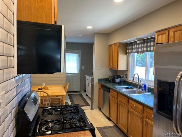 28817 Groveland Street, Madison Heights, MI 48071