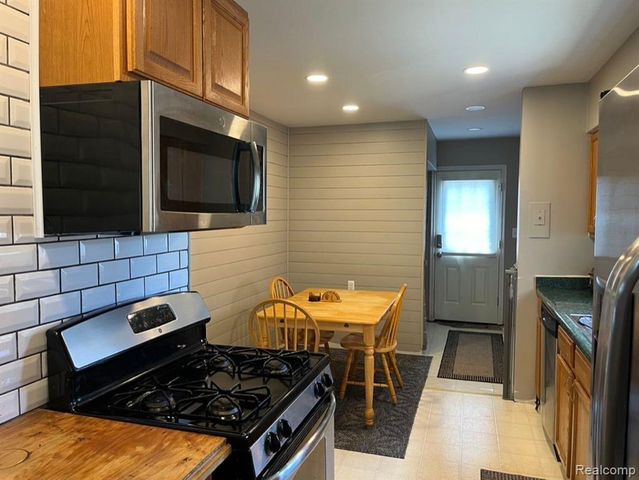 28817 Groveland Street, Madison Heights, MI 48071