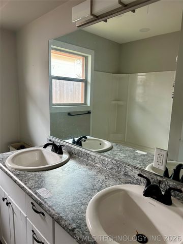 1024 N 3rd Avenue, Durant, OK 74701