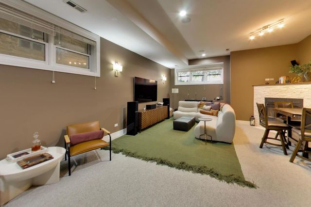 1247 N Rockwell Street 1, Chicago, IL 60622