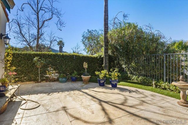 2385 Amber Oak Ln, Escondido, CA 92027