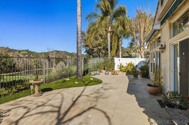 2385 Amber Oak Ln, Escondido, CA 92027