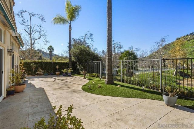 2385 Amber Oak Ln, Escondido, CA 92027