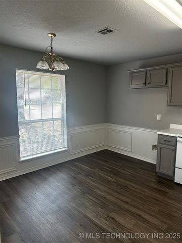 8721 E 60th Street, Tulsa, OK 74145