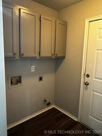 8721 E 60th Street, Tulsa, OK 74145