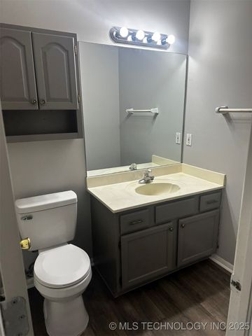 8721 E 60th Street, Tulsa, OK 74145