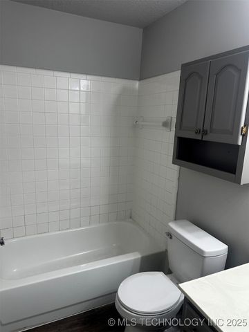 8721 E 60th Street, Tulsa, OK 74145