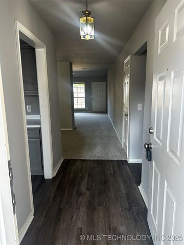 8721 E 60th Street, Tulsa, OK 74145