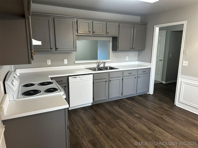 8721 E 60th Street, Tulsa, OK 74145