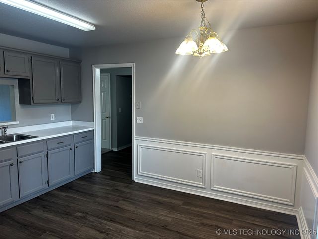 8721 E 60th Street, Tulsa, OK 74145