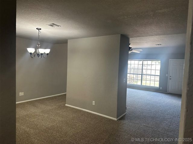 8721 E 60th Street, Tulsa, OK 74145