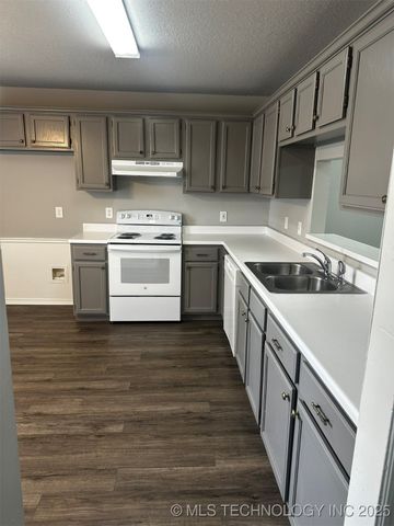 8721 E 60th Street, Tulsa, OK 74145