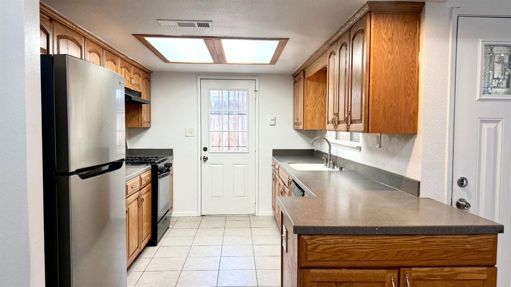 Image 5 of property listing at 665 S Coalinga Street, Coalinga, CA 93210