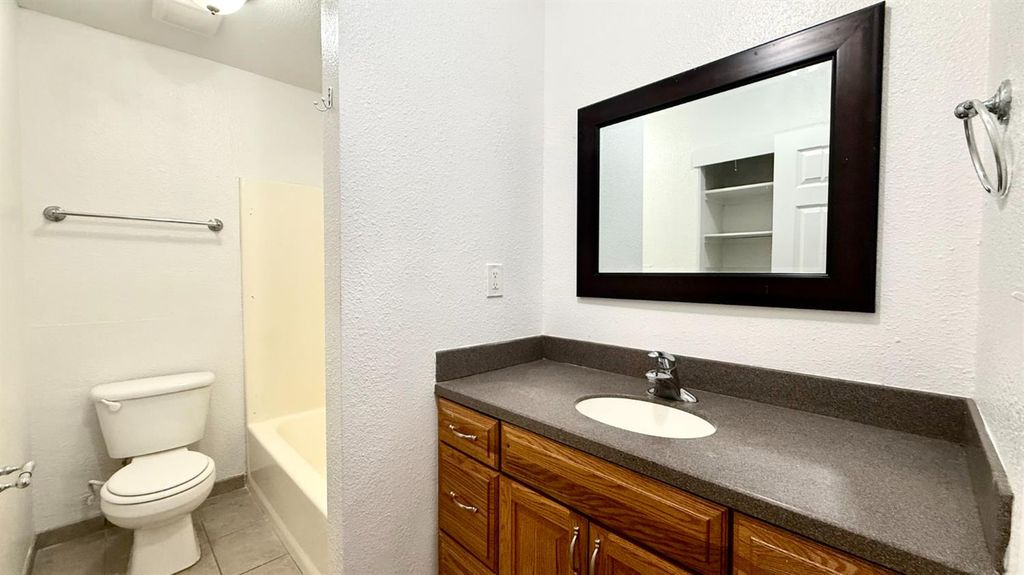 Image 7 of property listing at 665 S Coalinga Street, Coalinga, CA 93210