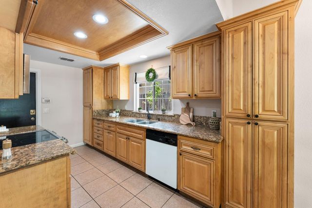 8645 Prairiewoods Dr, Sacramento, CA 95828