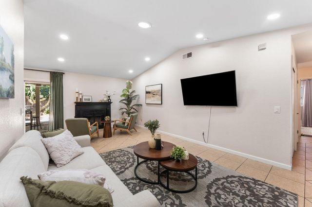 8645 Prairiewoods Dr, Sacramento, CA 95828