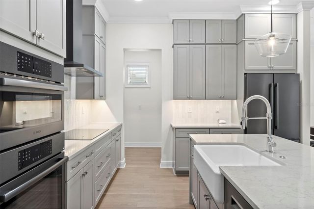 2905 W SAN CARLOS STREET, Tampa, FL 33629