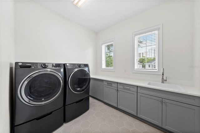 2905 W SAN CARLOS STREET, Tampa, FL 33629