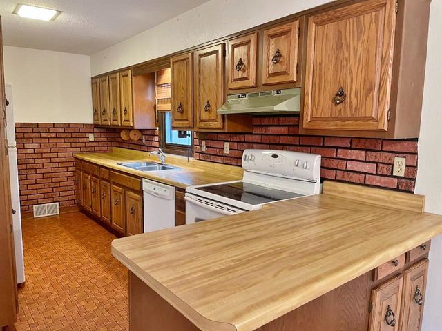 1200 3rd St NE, Minot, ND 58703