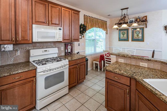 47 LEXINGTON DR, Pennington, NJ 08534