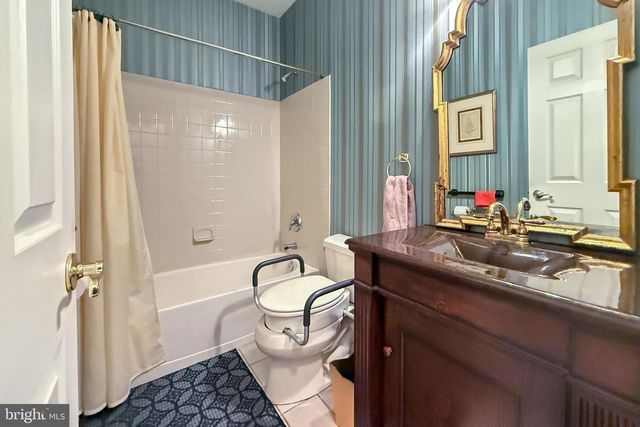 47 LEXINGTON DR, Pennington, NJ 08534
