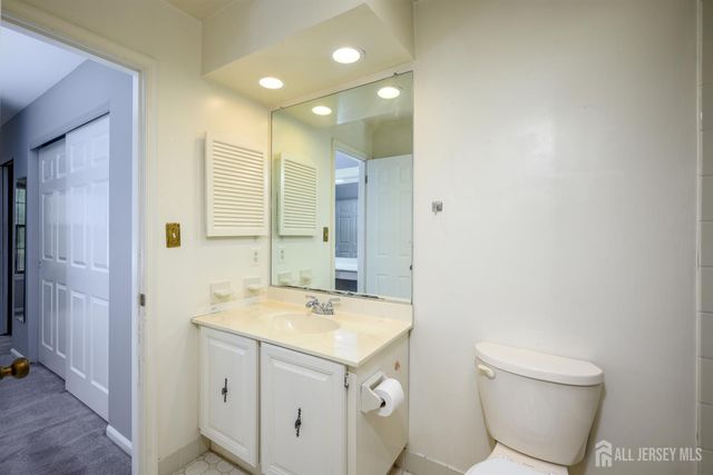 1004 Timber Oaks Road 4, Edison, NJ 08820