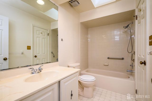 1004 Timber Oaks Road 4, Edison, NJ 08820