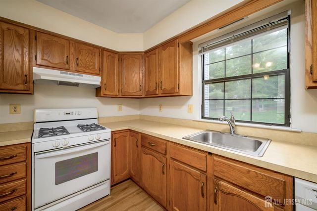 1004 Timber Oaks Road 4, Edison, NJ 08820