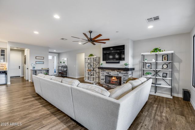 8425 W LOUISE Court, Peoria, AZ 85383