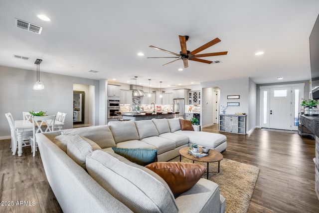 8425 W LOUISE Court, Peoria, AZ 85383