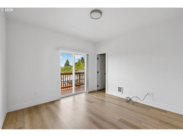 9027 Ne HOYT St, Portland, OR 97220