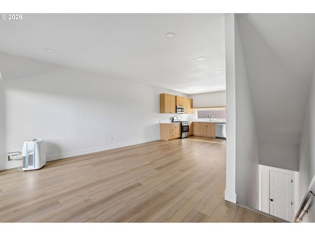 9027 Ne HOYT St, Portland, OR 97220